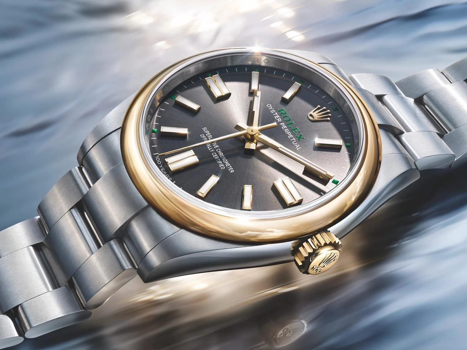 Rolex Oyster Perpetual 41 ref. 134303 Rolesor jaune, vue de biais sur eau, cadran ardoise 100 Years