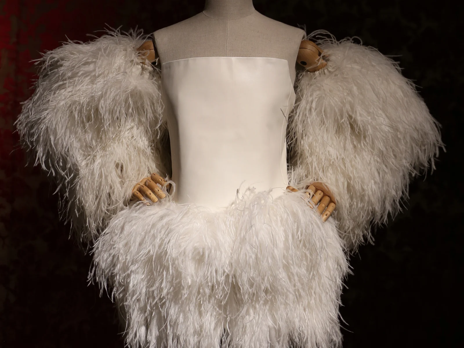 Robe blanche à plumes d'autruche signée Saint Laurent par Anthony Vaccarello, collection printemps-été 2018, exposée