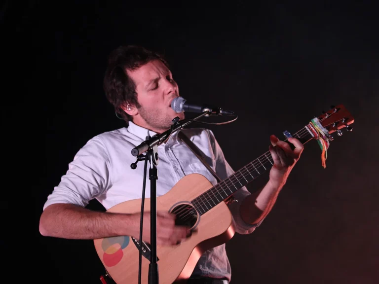 Le chanteur Vianney en chemise blanche, guitare acoustique et micro, sur scène au Paléo Festival de Nyon en juillet 2016