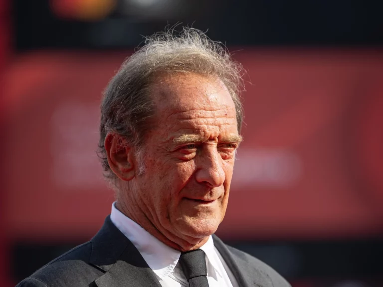 Portrait de l'acteur Vincent Lindon, costume sombre, sur le tapis rouge de la Mostra de Venise en septembre 2024
