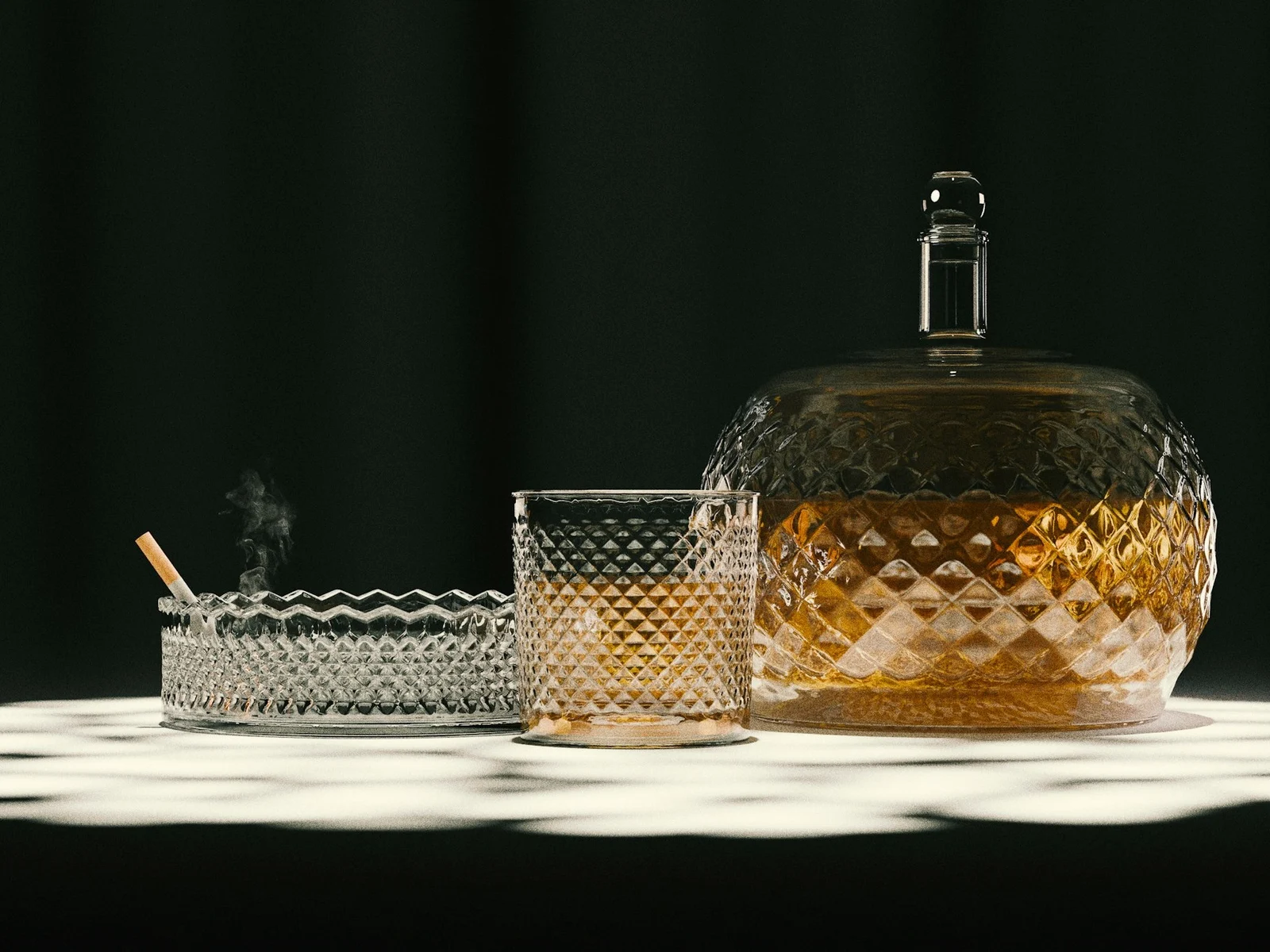 Cendrier en cristal, verre de whisky et carafe ambrée dans un halo de lumière sur fond noir, ambiance de club privé